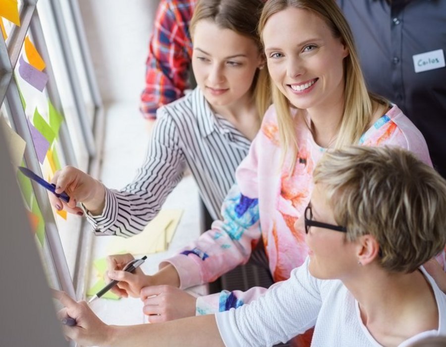 teilnehmer in einem workshop Our Services for You