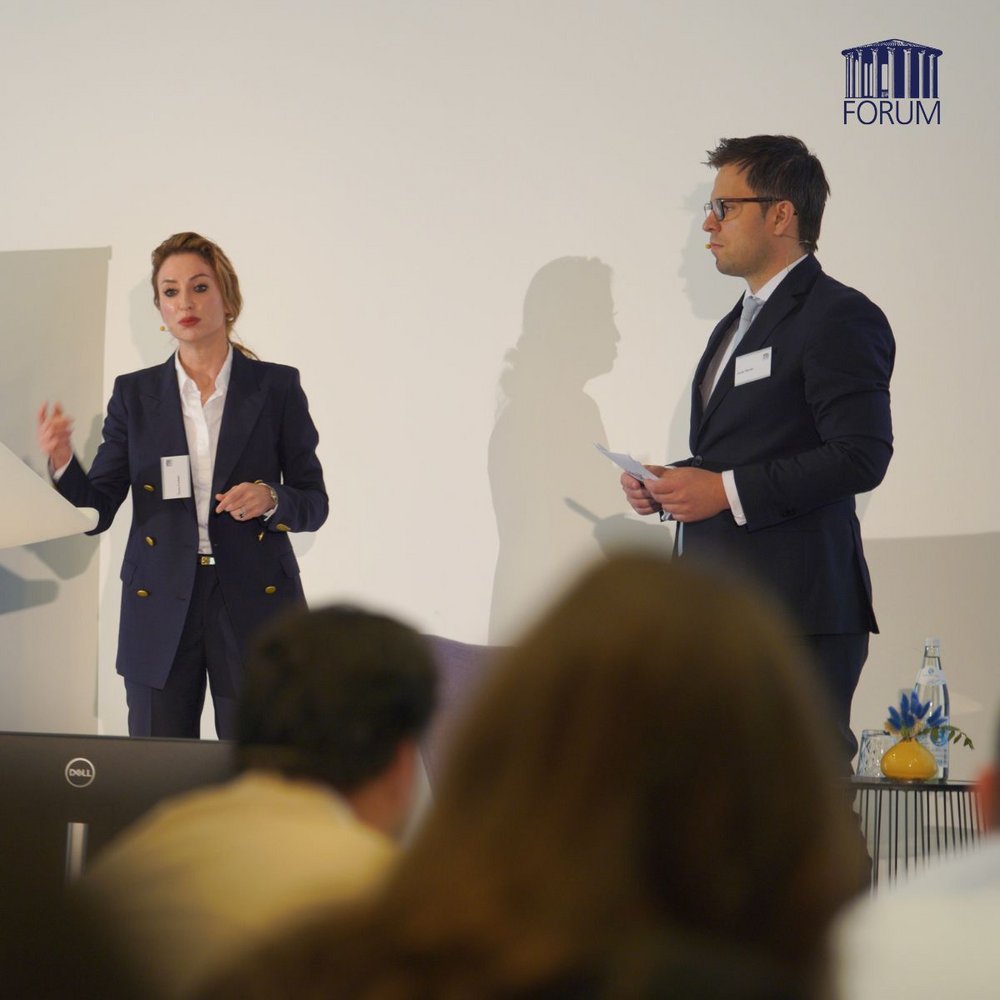 Eine Referentin und ein Referent leiten eine interaktive Diskussion auf der Veranstaltungsbühne.